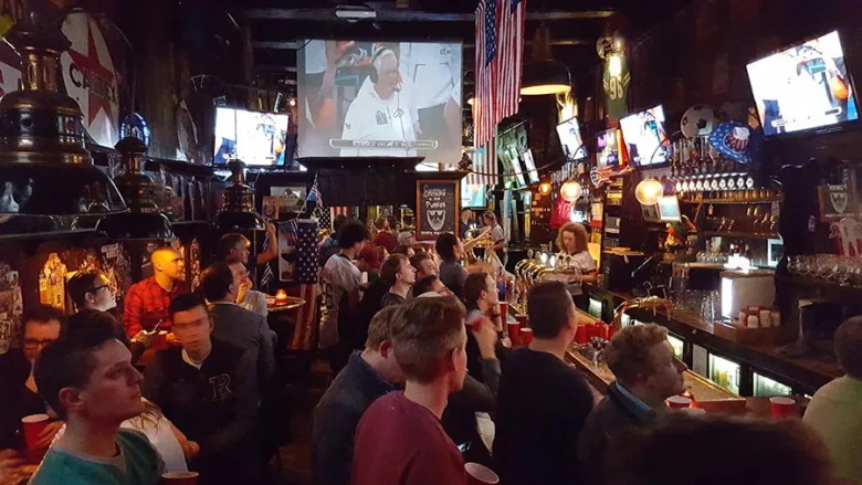 1100 fans aan de bar tijdens de finale van de Superbowl