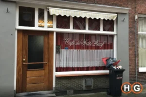 Een juweeltje verscholen in de Akerkstraat, Café de Witte Raaf heropent!