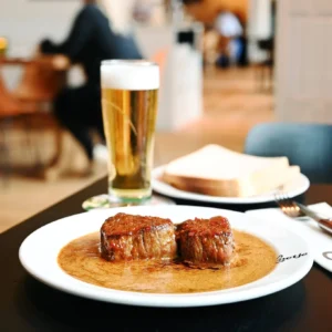 BIEFSTUK TARTAAR FLIRT MET BEAUJOLAIS VAN FLEURIE WIJNGAARDEN