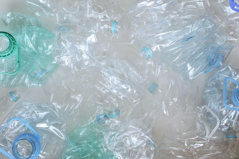 Vanaf 1 juli extra toeslag op wegwerpbekers en plastic bakjes