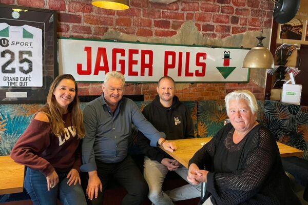 Grand Café Time Out viert 50-jarig jubileum: ‘Vijftig jaar horeca doe je niet alleen’